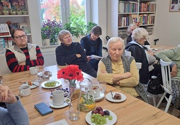 Międzypokoleniowa akcja Narodowe Czytanie w Dziennym Domu Seniora w Kochanówce